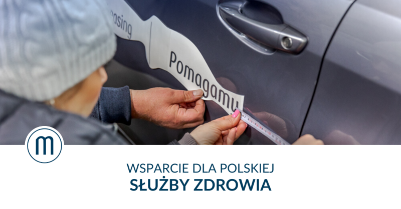 Umieszczanie naklejek na samochodzie. Grupa PKO Leasing wspiera polską Służbę Zdrowia w walce z koronawirusem.