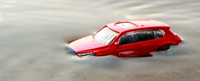 przybliżenie model samochód czerwony pod wodą tonie woda zielona piach lato