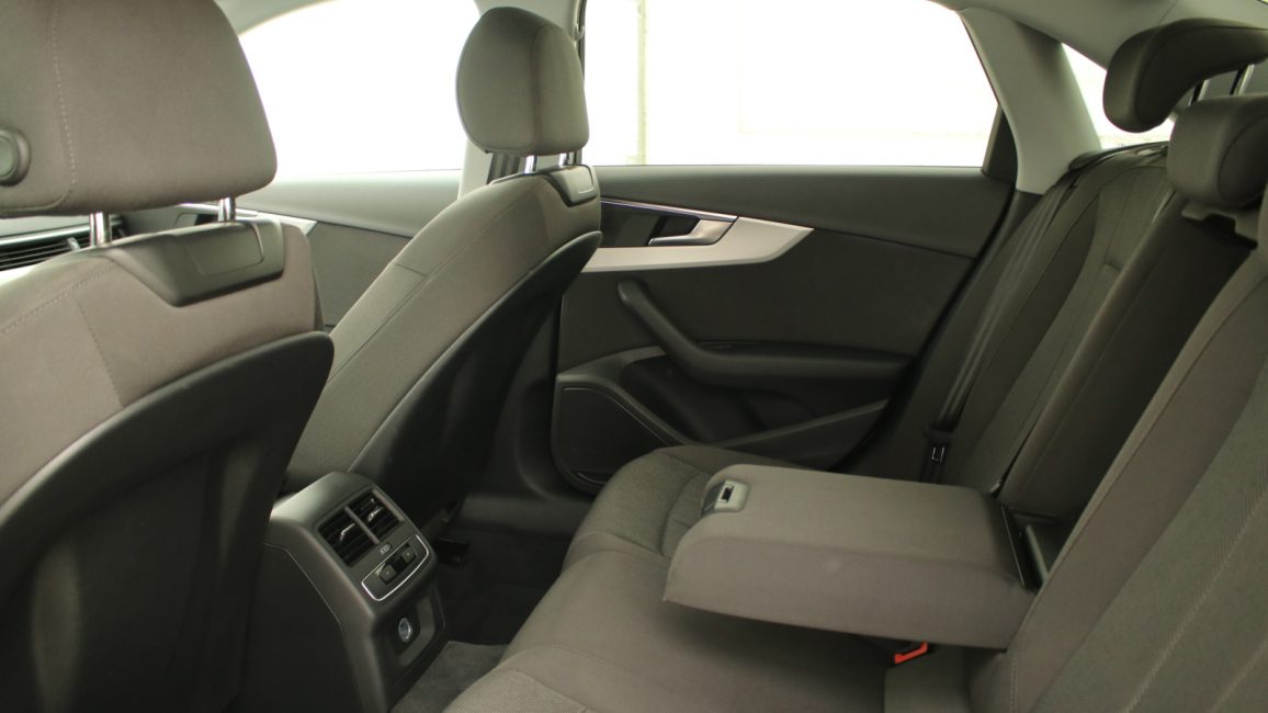 Audi A4 35 TFSI mHEV S Line S tronic WJ8468K w abonamencie dla firm