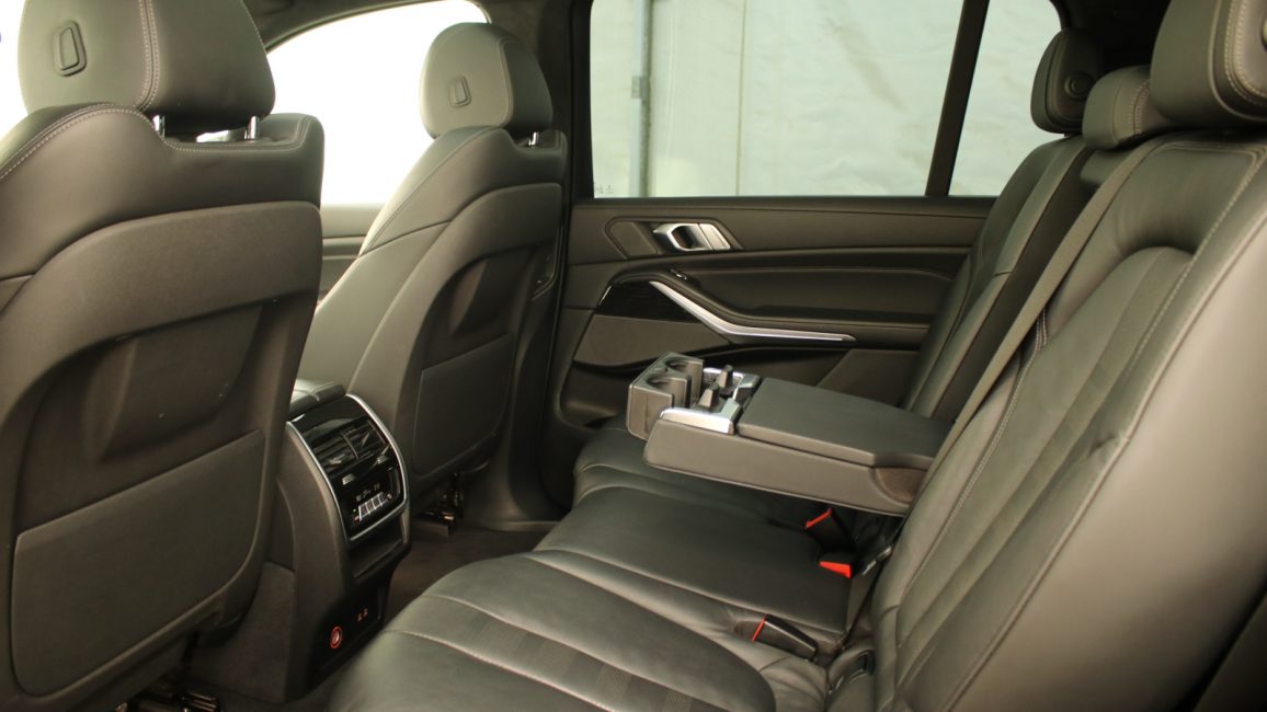 BMW X7 xDrive30d sport-aut WD9437S w leasingu dla firm