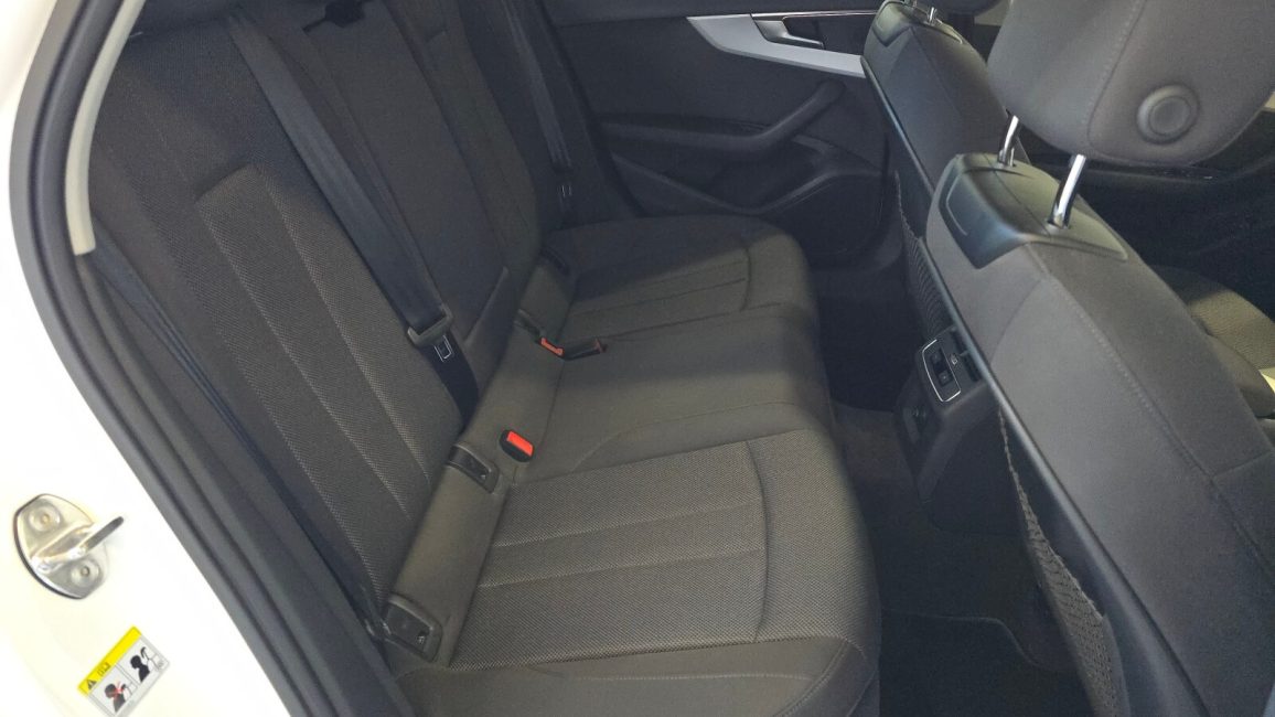 Audi A4 35 TFSI mHEV S tronic SK028XJ w abonamencie