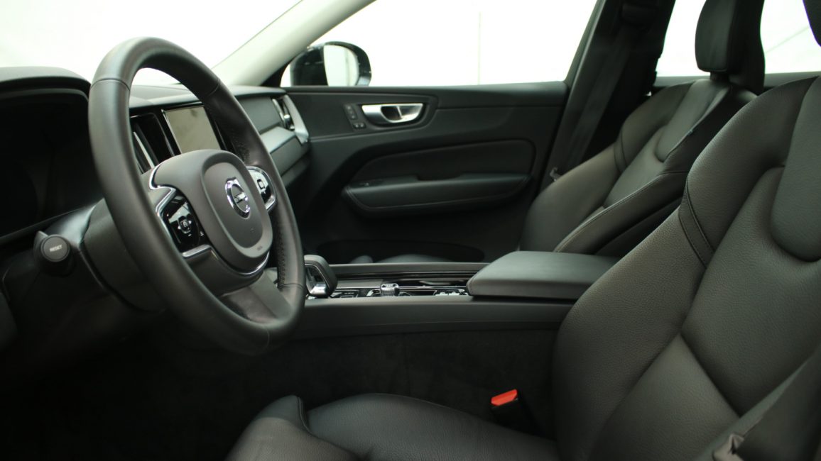 Volvo XC60 B4 D AWD Plus Dark aut WD0680T w abonamencie