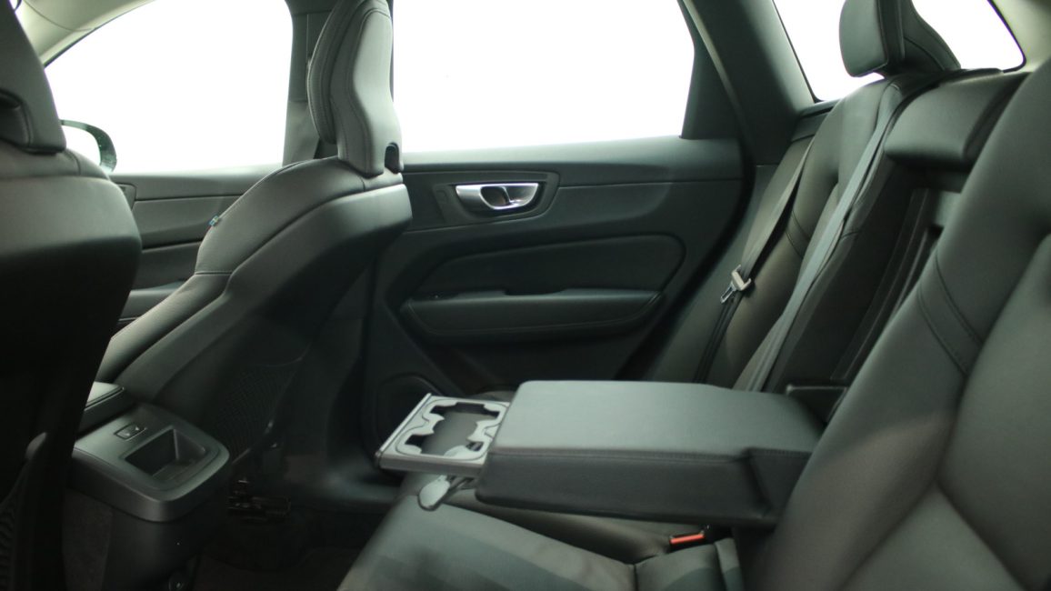 Volvo XC60 B4 D AWD Plus Dark aut WD0680T w abonamencie