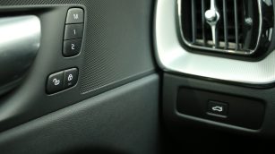Volvo XC60 B4 D AWD Plus Dark aut WD0680T w abonamencie