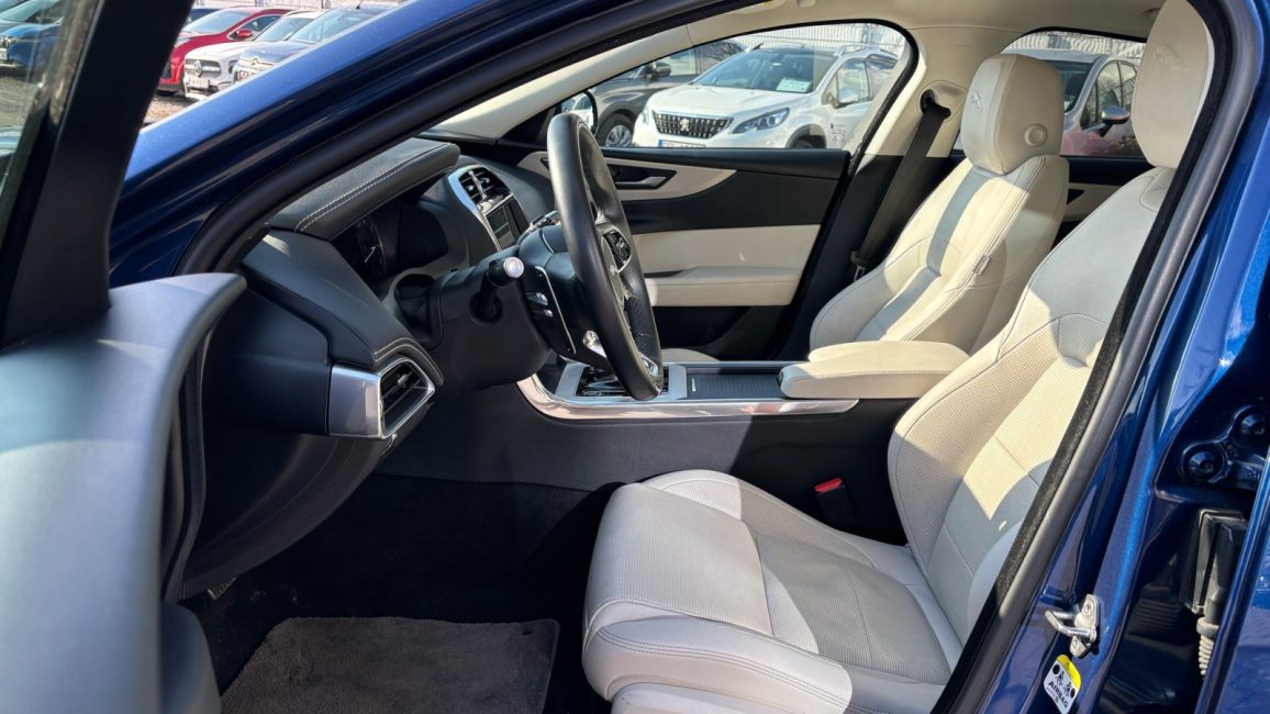 Jaguar XE 2.0 P250 R-Dynamic Black aut DW6RK48 w abonamencie