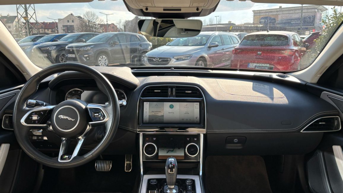 Jaguar XE 2.0 P250 R-Dynamic Black aut DW6RK48 w abonamencie