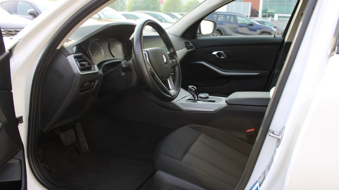 BMW 318i Advantage aut WX3920E w abonamencie dla firm