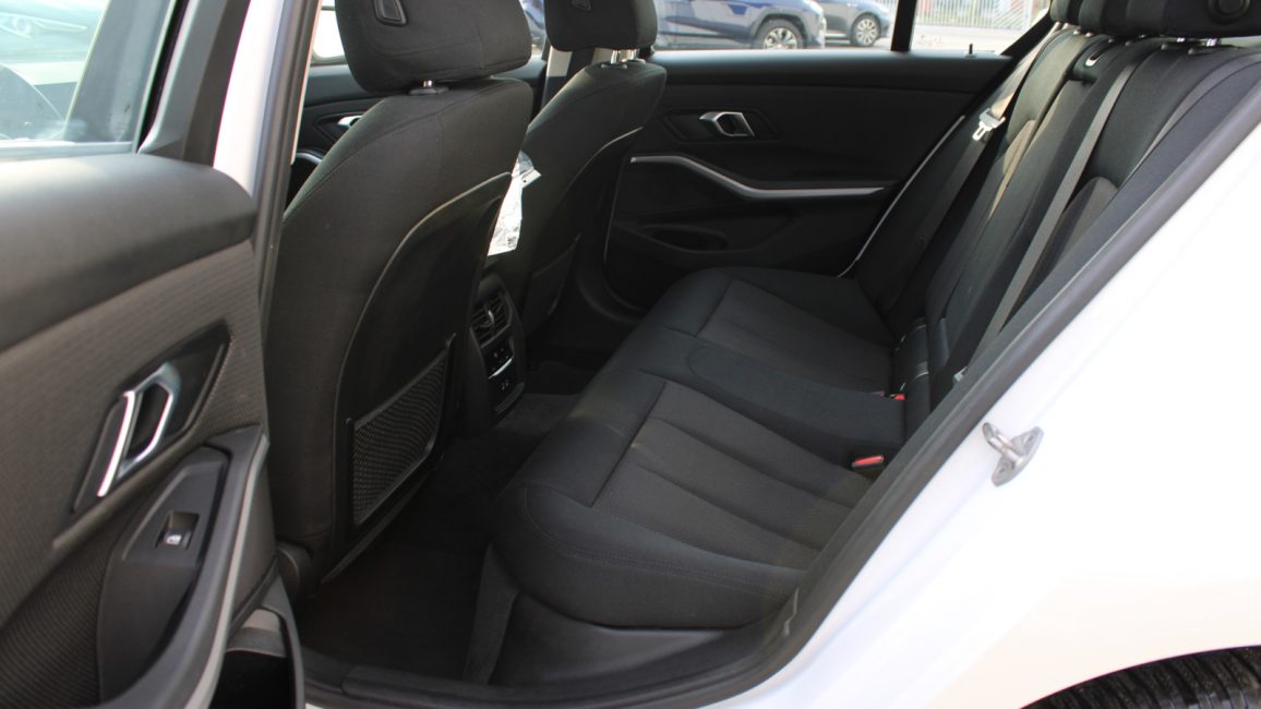 BMW 318i Advantage aut WX3920E w abonamencie dla firm