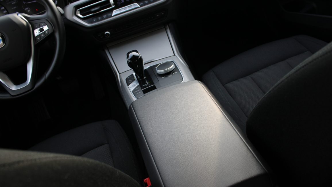 BMW 318i Advantage aut WX3920E w abonamencie dla firm