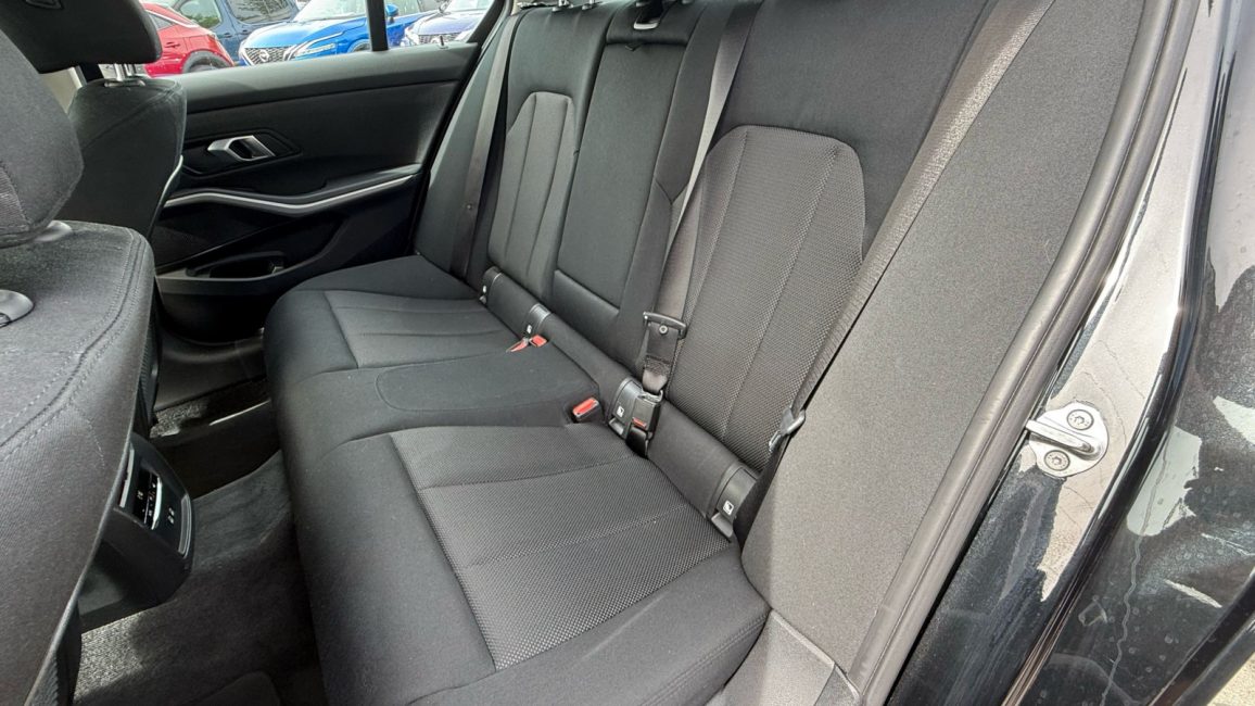 BMW 318i Advantage aut WX3928E w leasingu dla firm