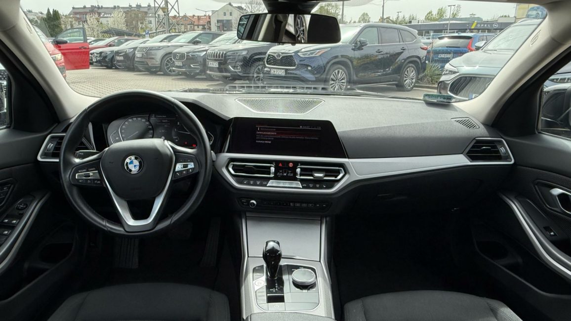 BMW 318i Advantage aut WX3928E w leasingu dla firm