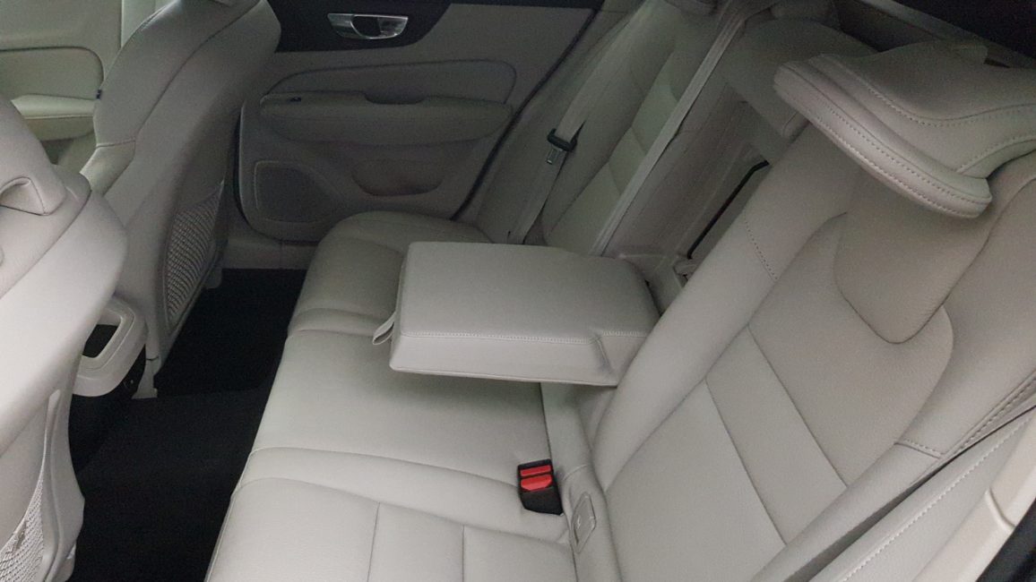 Volvo V60 B4 D Plus Dark aut LU450RM w leasingu dla firm
