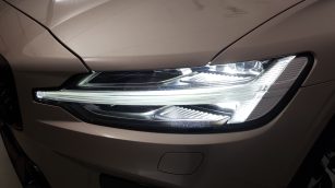 Volvo V60 B4 D Plus Dark aut LU450RM w leasingu dla firm
