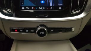 Volvo V60 B4 D Plus Dark aut LU450RM w leasingu dla firm