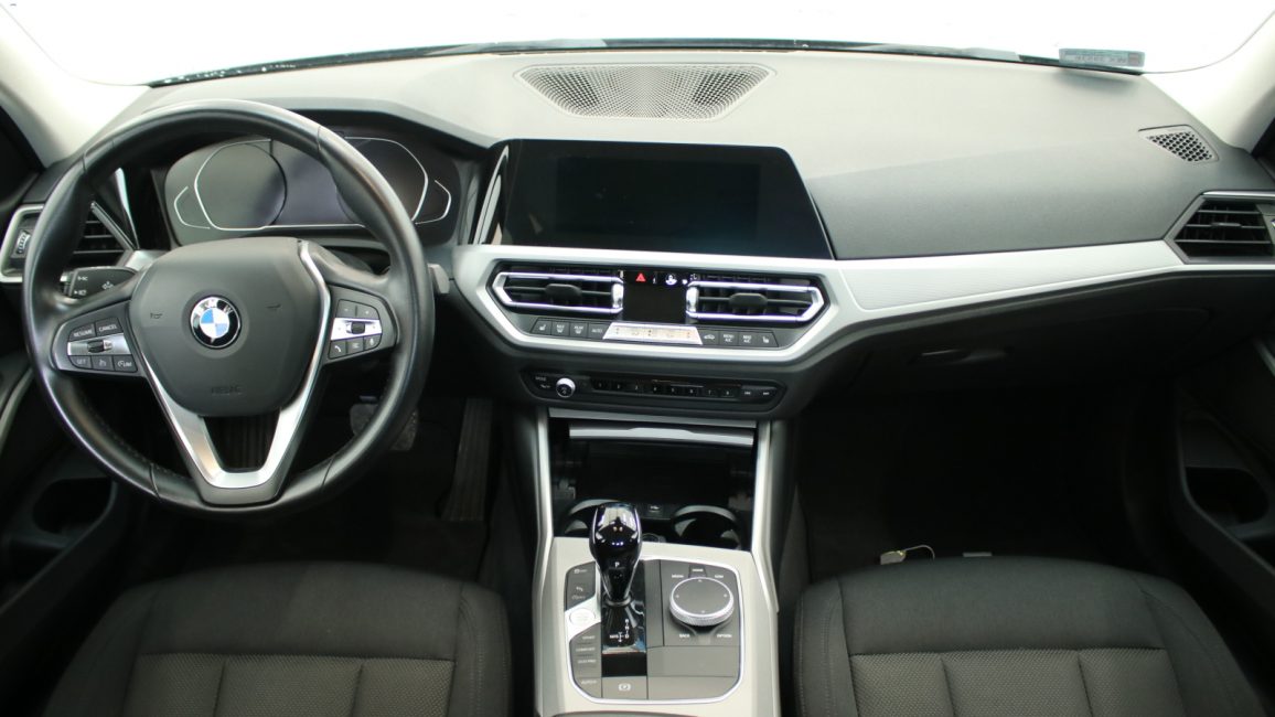 BMW 318i Advantage aut WX3953E w leasingu dla firm