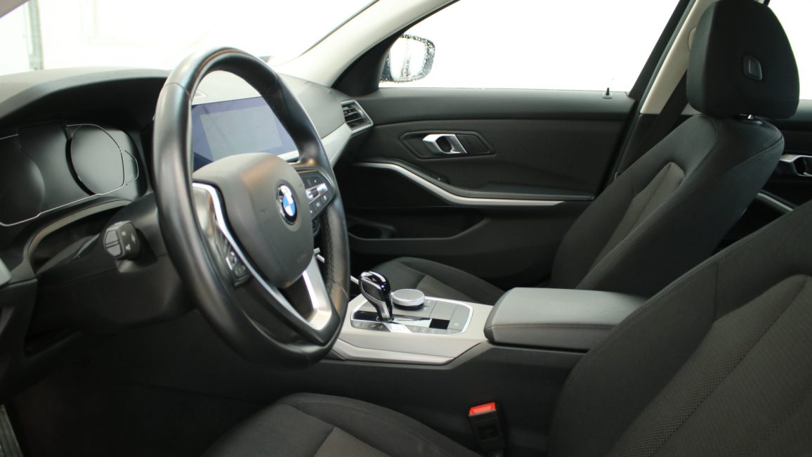 BMW 318i Advantage aut WX3953E w leasingu dla firm