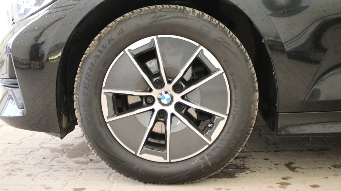 BMW 318i Advantage aut WX3953E w leasingu dla firm