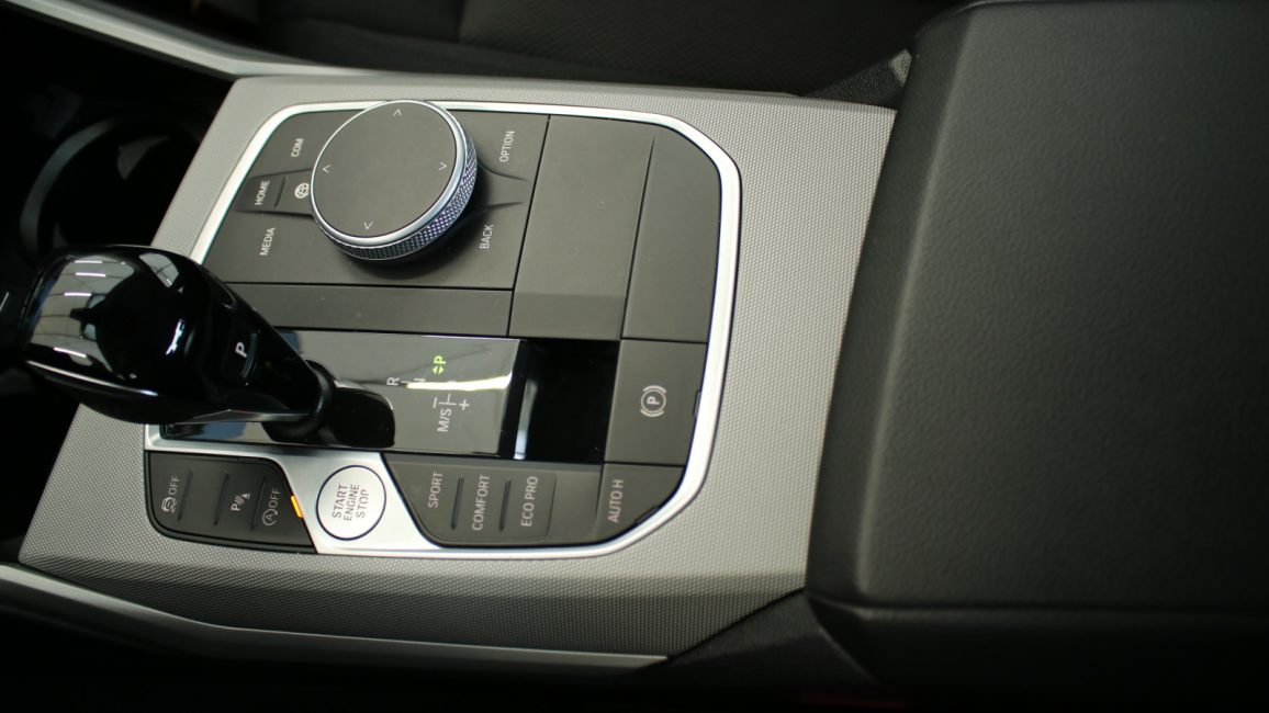 BMW 318i Advantage aut WX3953E w leasingu dla firm