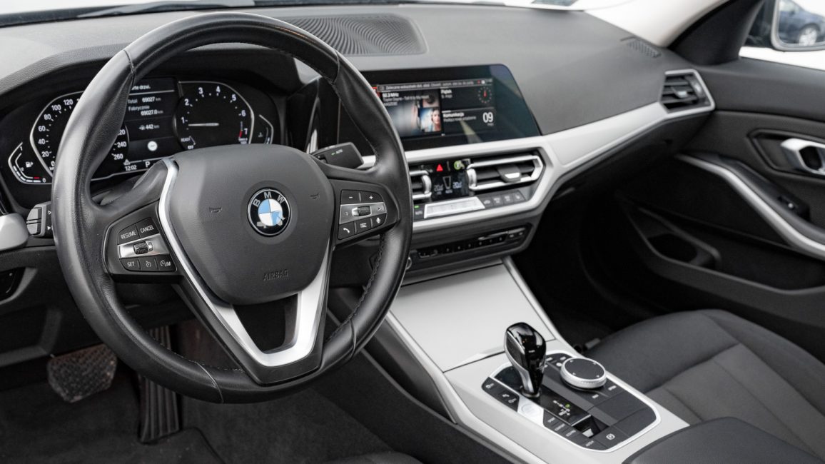 BMW 318i Advantage aut WX3955E w leasingu dla firm
