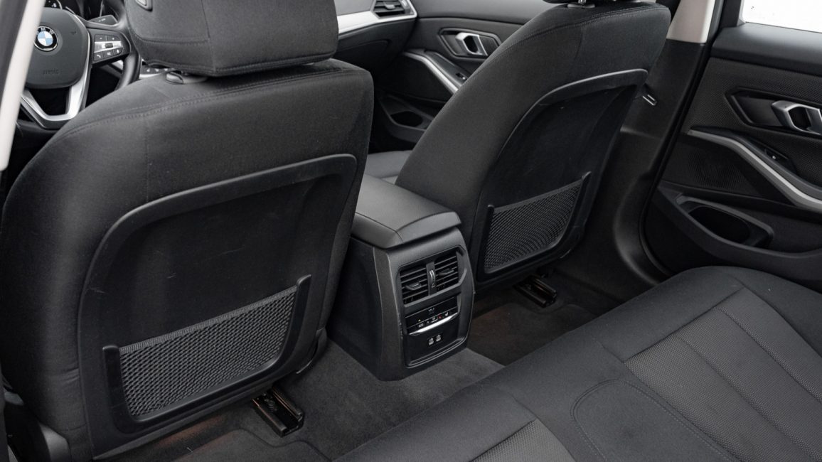 BMW 318i Advantage aut WX3955E w leasingu dla firm