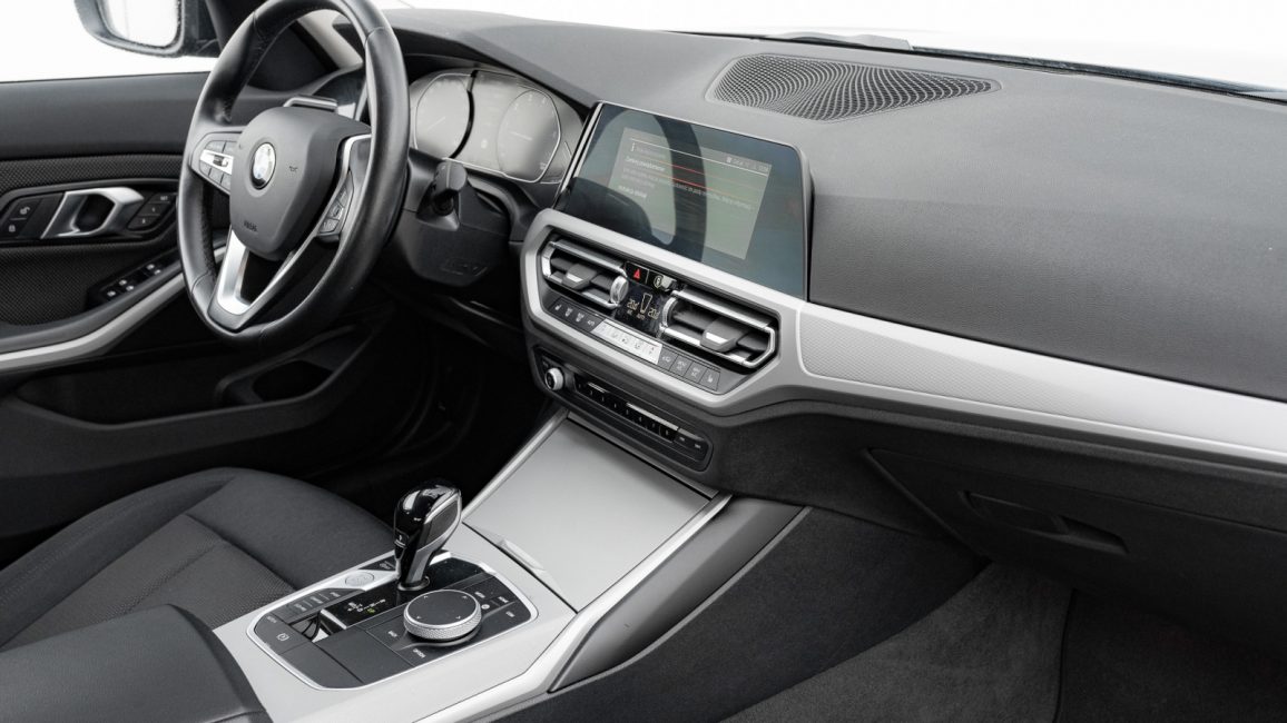 BMW 318i Advantage aut WX3955E w leasingu dla firm