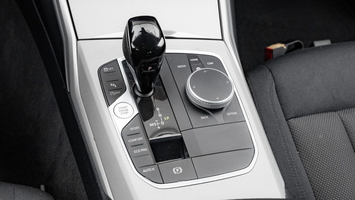 BMW 318i Advantage aut WX3955E w leasingu dla firm