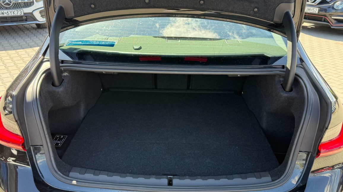BMW 318i Advantage aut WX3961E w abonamencie