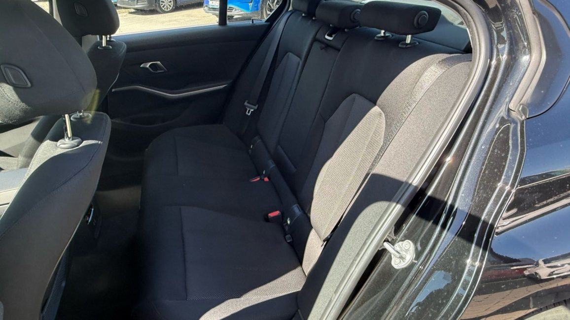 BMW 318i Advantage aut WX3961E w abonamencie