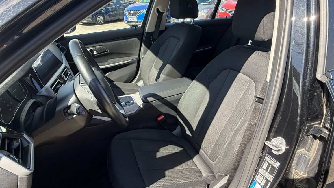 BMW 318i Advantage aut WX3961E w abonamencie