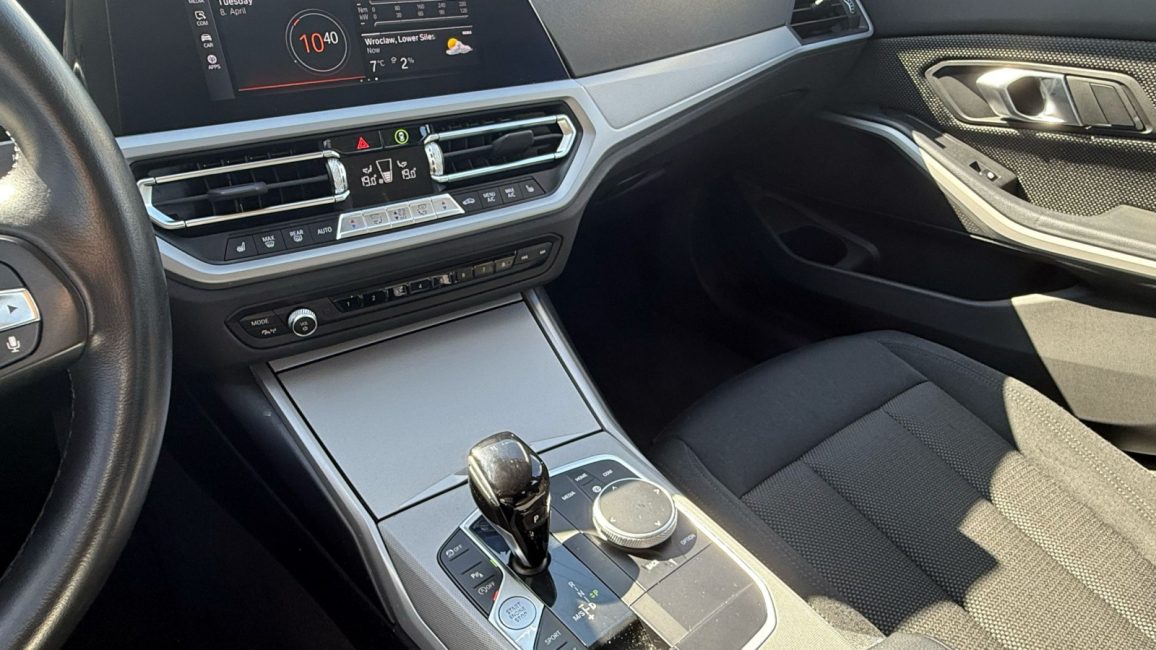 BMW 318i Advantage aut WX3961E w abonamencie