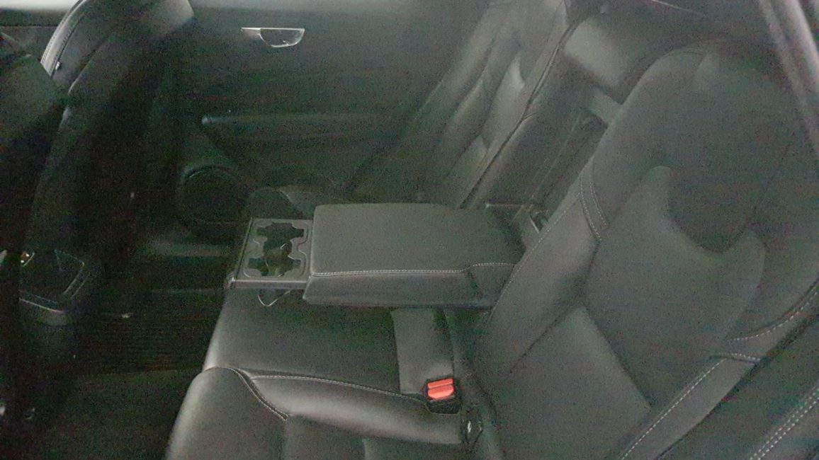 Volvo XC60 B5 D AWD Plus Dark aut LU158NY w abonamencie