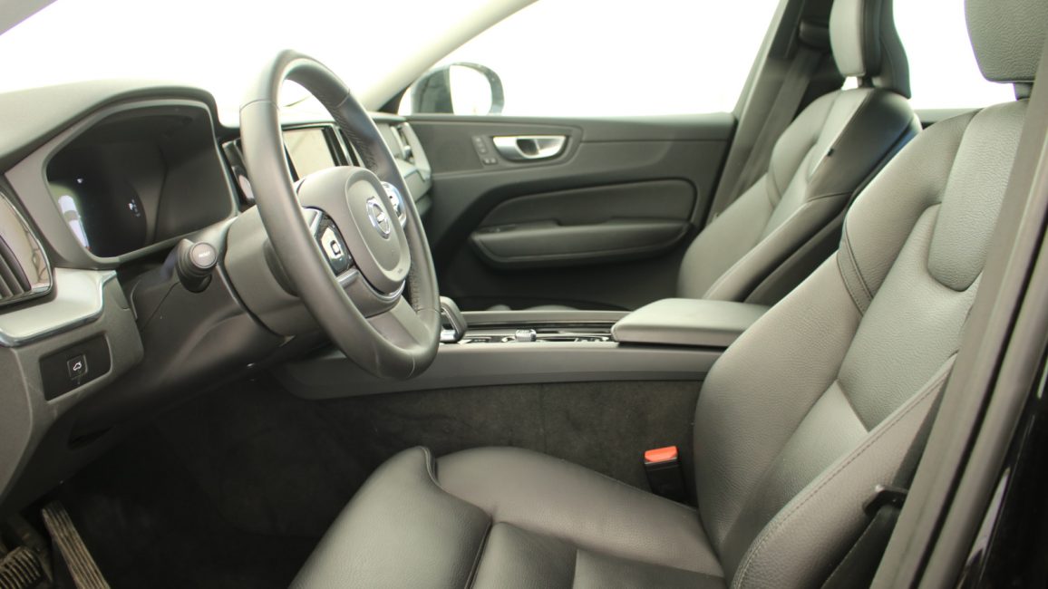 Volvo XC60 B4 D Plus Dark aut WD8306R w abonamencie