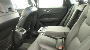 Volvo XC60 B4 D Plus Dark aut WD8306R w abonamencie