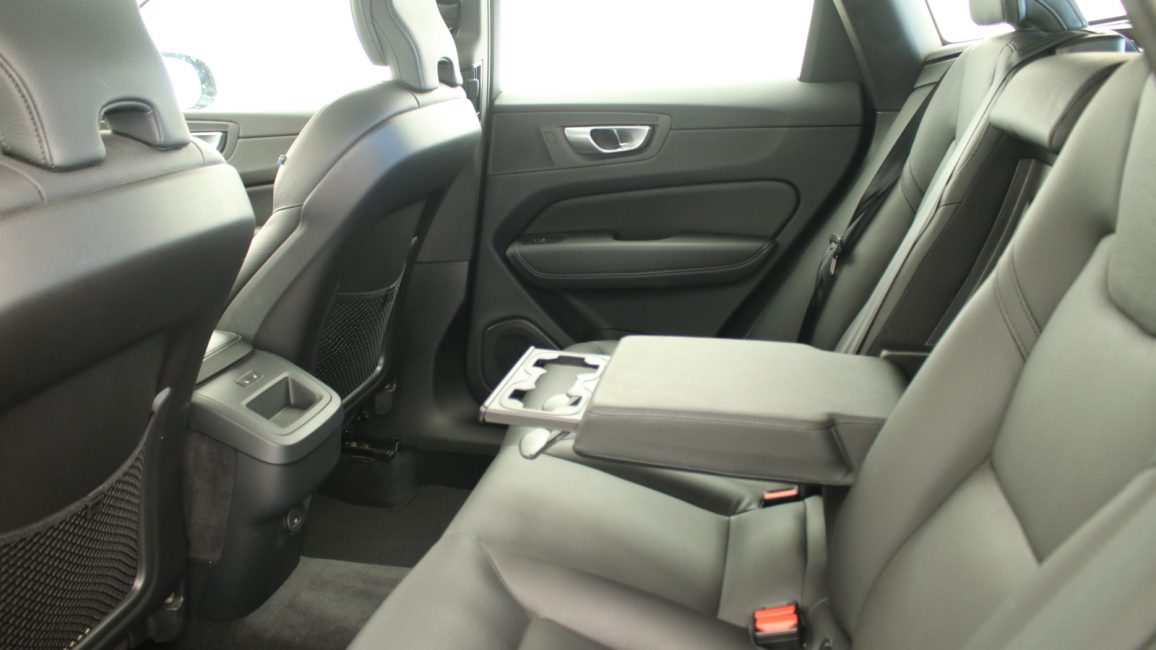 Volvo XC60 B4 D Plus Dark aut WD8306R w abonamencie