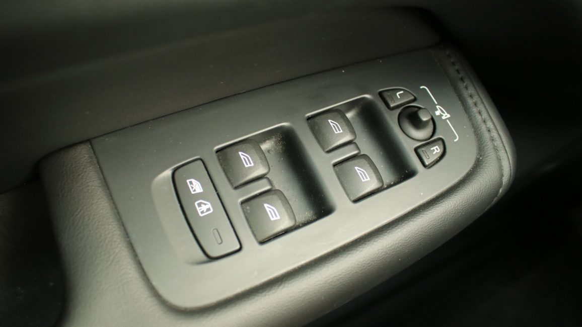 Volvo XC60 B4 D Plus Dark aut WD8306R w abonamencie