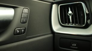 Volvo XC60 B4 D Plus Dark aut WD8306R w abonamencie