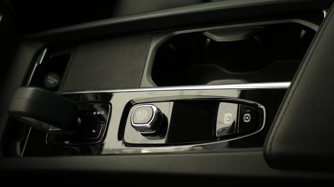 Volvo XC60 B4 D Plus Dark aut WD8306R w abonamencie