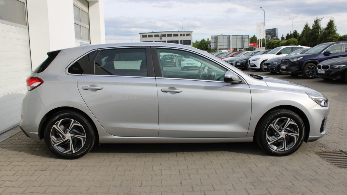 Hyundai i30 1.5 DPI Smart WJ1271L w leasingu dla firm