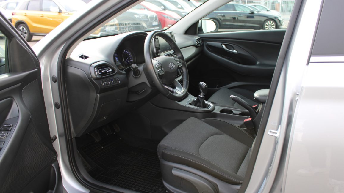 Hyundai i30 1.5 DPI Smart WJ1271L w leasingu dla firm