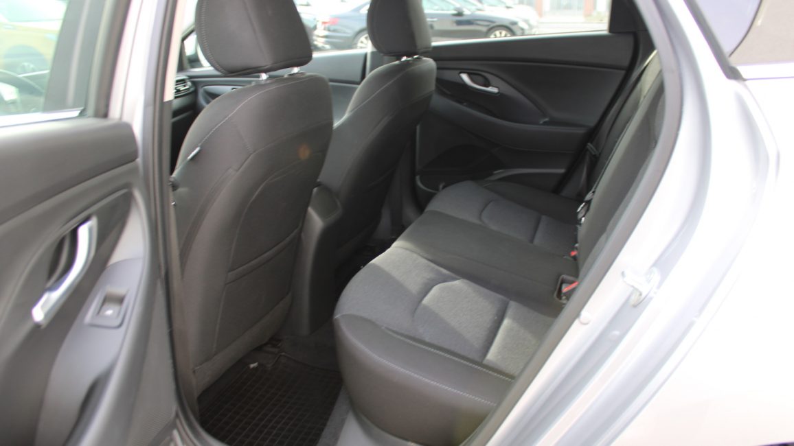 Hyundai i30 1.5 DPI Smart WJ1271L w leasingu dla firm