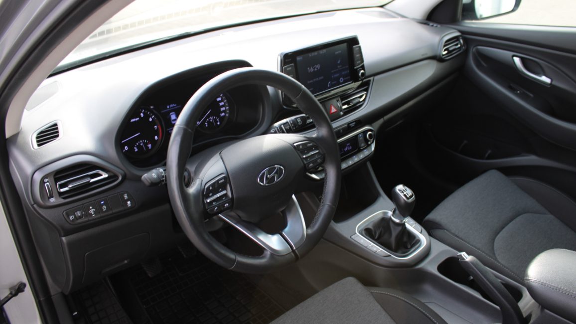 Hyundai i30 1.5 DPI Smart WJ1271L w leasingu dla firm
