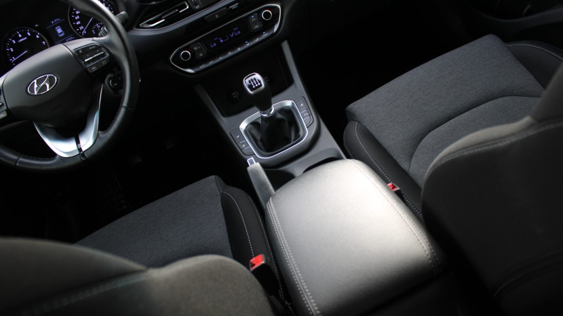 Hyundai i30 1.5 DPI Smart WJ1271L w leasingu dla firm