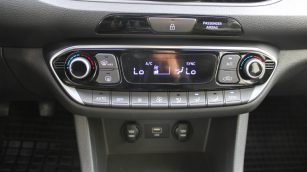 Hyundai i30 1.5 DPI Smart WJ1271L w leasingu dla firm