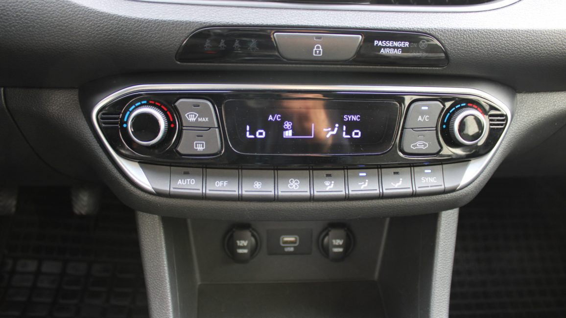 Hyundai i30 1.5 DPI Smart WJ1271L w leasingu dla firm